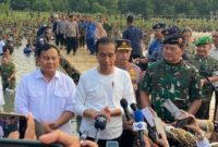Presiden Jokowi dan Menteri Pertahanan Prabowo Subianto menanam bakau di Taman Wisata Alam Angke Kapuk, Jakarta Utara, Senin (15/5) 