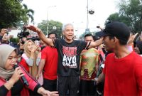 Foto. Ganjar Pranowo Perlihatkan Kaos Edisi Terbarunya