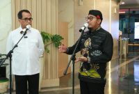 Foto. Bupati Sumenep Achmad Fauzi saat bersama Menteri Perhubungan Budi Karya Sumadi membahas mode transportasi massal di Sumenep Madura. Rabu (17/5/2023).