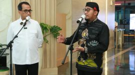 Foto. Bupati Sumenep Achmad Fauzi saat bersama Menteri Perhubungan Budi Karya Sumadi membahas mode transportasi massal di Sumenep Madura. Rabu (17/5/2023).