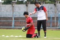 Kurnia Sandy saat menjadi pelatih kiper Madura United pada 2020 lalu. (Foto: Media Madura United)