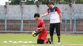 Kurnia Sandy saat menjadi pelatih kiper Madura United pada 2020 lalu. (Foto: Media Madura United)