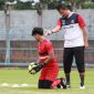 Kurnia Sandy saat menjadi pelatih kiper Madura United pada 2020 lalu. (Foto: Media Madura United)