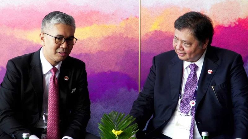 Dok. Biro Setpres/Menteri Koordinator Bidang Perekonomian Airlangga Hartarto mengadakan pertemuan bilateral dengan Menteri Investasi, Perdagangan, dan Industri Malaysia Tengku Zafrul Aziz di sela-sela KTT ASEAN ke-42