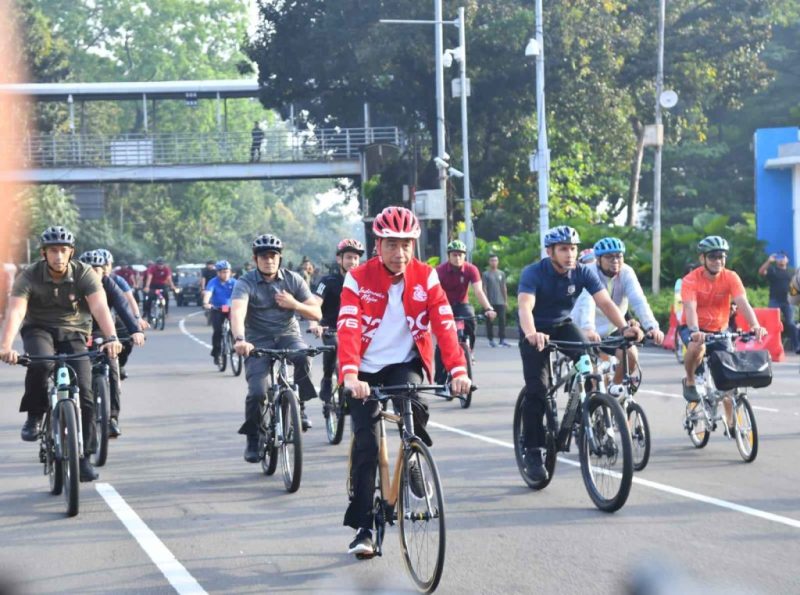Foto. Tampak Presiden Republik Indonesia (Presiden RI), Ir Joko Widodo Bersepeda Di Kawasan CFD Sudirman-Thamrin