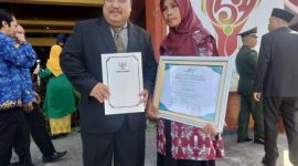 Foto. Kadinsos Sumenep Saat berikan penghargaan kepada pejuang kesehatan kepulauan sapeken