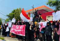 Foto. Aksi Masyarakat Bersama Aliansi Rakyat Bergerak (ARB) saat melakukan aksi penolakan tambak garam gersik putih ke Kantor Bupati Dan BPN Sumenep