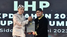 Foto. Bupati Sumenep Achmad Fauzi menerima LHP BPK RI atas Laporan LKPD tahun anggaran 2022, di Kantor BPK RI Perwakilan Provinsi Jawa Timur