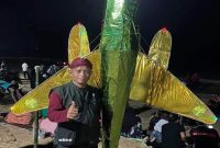 Foto. Direktur Utama BPRS dengan Layangan LED yang menjuarai Festival Layangan dalam rangka Calender of Events yang diselenggarakan di pantai Lombang