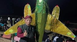 Foto. Direktur Utama BPRS dengan Layangan LED yang menjuarai Festival Layangan dalam rangka Calender of Events yang diselenggarakan di pantai Lombang