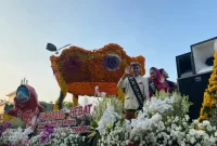 Cak dan Ning Surabaya menumpangi mobil hias milik Dinas Lingkungan Hidup Kota Surabaya, Sabtu (27/5/2023). Sumber foto. suarasurabaya.net