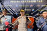 Polisi  menunjukkan celurit panjang dan stick golf yang dipakai para pelaku pembacokan dua supeltas di Kebraon, Kamis (25/5/2023).