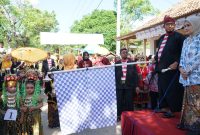 Foto. Bupati Sumenep, Ra Achmad Fauzi Bersama Bunda PAUD, Nia Kurnia saat Melepas Peserta Festival Tan-pangantanan Dhe' Nondhe' Ni' Nang (Sumber Foto ; Sumenepkab.go.id) 