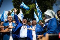 Ketua Umum Partai Amanat Nasional (PAN) Zulkifli Hasan tiba di Kantor KPU RI, Jakarta Pusat, untuk mendaftarkan bakal calon legislatif (bacaleg) Pemilu 2024. (Sumber ; CNN Indonesia)