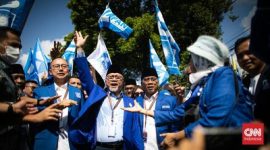 Ketua Umum Partai Amanat Nasional (PAN) Zulkifli Hasan tiba di Kantor KPU RI, Jakarta Pusat, untuk mendaftarkan bakal calon legislatif (bacaleg) Pemilu 2024. (Sumber ; CNN Indonesia)