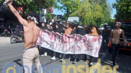 Foto. Orasi mahasiswa Kepulauan Sapeken (HIMPASS) Di kantor Bawaslu Sumenep