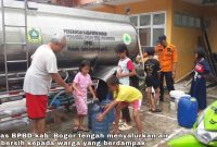 Foto. BPBD Bogor Saat Distribusi 65 Liter Air Kepada Warga