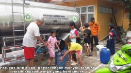 Foto. BPBD Bogor Saat Distribusi 65 Liter Air Kepada Warga
