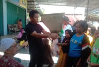 Foto. Irawandi/Andi Lele, Bacaleg DPRD F-PKB Kota Padang saat Distribusikan Hewan Kurban Kepada Warga Sekitar