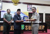 Foto. Tomi Jomaliawan, A.Ptnh., M.H, Kaban BPN Sumenep saat memberikan Penghargaan Kepada PA Kelas IA Sumenep Drs H. Palatua, S.H., M.H.I. 