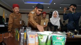 Foto. Bupati Sumenep Didampingi Sekda Dan Diskoperindag Saat Pelepasan test market produk ke Malaysia