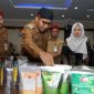 Foto. Bupati Sumenep Didampingi Sekda Dan Diskoperindag Saat Pelepasan test market produk ke Malaysia