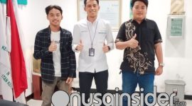 Foto. Pemuda Gili Iyang Ainur (Kanan), Regin Herico Ludi Sanu, Manajer PLN Sumenep (Tengah), Mawardi MS, Pemuda Gili Iyang(Kiri). 