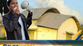 Foto. Aktivis Gerakan Mahasiswa Ekstra Parlemen (Gempar), Mohammad Nor didepan bangunan Klaster rumput laut