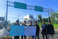 Foto. Aktivis Gempar Sumenep sambut kunjungan Wapres RI dengan Membentangkan Poster Di jalan Nasional kabupaten Sumenep