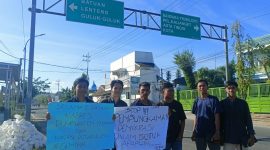 Foto. Aktivis Gempar Sumenep sambut kunjungan Wapres RI dengan Membentangkan Poster Di jalan Nasional kabupaten Sumenep