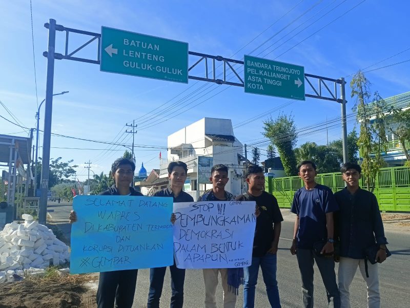 Foto. Aktivis Gempar Sumenep sambut kunjungan Wapres RI dengan Membentangkan Poster Di jalan Nasional kabupaten Sumenep