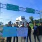 Foto. Aktivis Gempar Sumenep sambut kunjungan Wapres RI dengan Membentangkan Poster Di jalan Nasional kabupaten Sumenep
