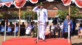 Camat Raas Nur Habibi, S. STP., MH saat bertindak sebagai Inspektur Upacara HUT RI ke 78