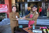 Foto. Bupati Sumenep, H. Ra Achmad Fauzi Wongsojudo (Kanan), Kadis KPP Sumenep, Arif Firmanto, S.TP.M., Si (Kiri) 