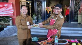 Foto. Bupati Sumenep, H. Ra Achmad Fauzi Wongsojudo (Kanan), Kadis KPP Sumenep, Arif Firmanto, S.TP.M., Si (Kiri) 