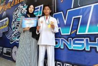 Foto. Fre Efendi Prabowo, Siswa Atta'awun (Kanan), Siti Nurhalimah, Kepsek SMP Atta'awun (Kiri) 
