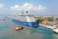 Foto. Kapal Ukuran Jumbo Cruise Celebrity Solstice sandar di dermaga Bali