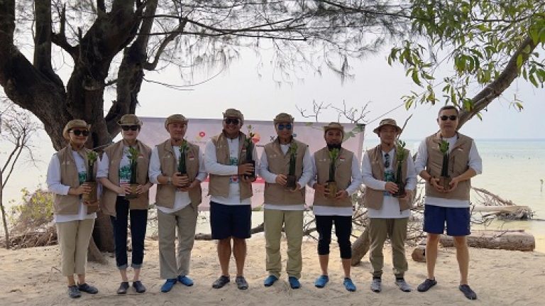 Kontraktor Kontrak Kerja Sama (KKKS) PetroChina International Jabung Ltd. (PCJL) melaksanakan program SKK Migas “One Two Trees” (one employee 2 trees) melalui donasi 5.000 bibit pohon mangrove yang ditanam di Pulau Pari, Kabupaten Kepulauan Seribu, pada Sabtu (14/10/2023)