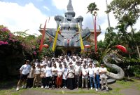 Foto. Pimred Media Se-jabanusa didepan pintu masuk Khusus Museum Antonio Blanco Denpasar-Bali pada Acara Lokakarya SKK Migas Periode III