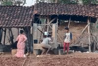 Foto. Warga pulau Sapudi saat mengambil Air Bersih di Salahsatu Sumur desa Sabungbung