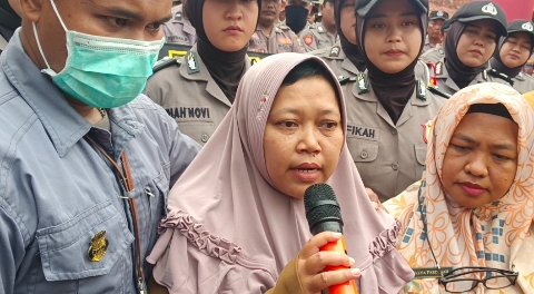 Foto. Kepala Puskesmas Batang-batang, Fatimatul Insaniyah saat menemui Massa aksi Garda Raya, Selasa (28/11/2023). 