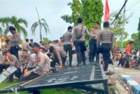 Foto. Robohnya Pagar Pemkab sumenep saat Aksi Garda Raya