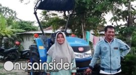 Foto. Ketua Kelompok Wanita Tani (KWT) Ar-Raudah Desa Tengedan Nurul Jannah Bersama Kordinator Penyuluh (Korluh) Kecamatan Batuputih Dwi Nugroho saat Memperlihatkan Bantuan Traktor Roda 4 di teras rumah Penerima. 
