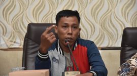 Foto. Abd Sattar saat menyampaikan Point tuntutan dan Gallery dosa Puskesmas Batang-batang Dihadapan Komisi IV DPRD Sumenep