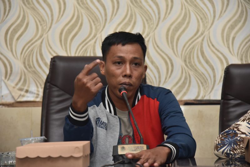 Foto. Abd Sattar saat menyampaikan Point tuntutan dan Gallery dosa Puskesmas Batang-batang Dihadapan Komisi IV DPRD Sumenep