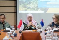 Khofifah Indar Parawansa menyampaikan gagasan tentang pentingnya ilmu terapan dalam budidaya garam di Universitas Trunojoyo Madura (UTM) Bangkalan, Kamis (22/2/2024). ANTARA/HO-Is