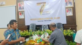 Foto. Pemberian Tumpeng dari Ketua SMSI Sumenep, Wahyudi (Kanan) kepada Kabid Iklan Kominfo, Irwan Sudjatmiko (Kiri) 