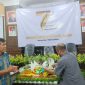 Foto. Pemberian Tumpeng dari Ketua SMSI Sumenep, Wahyudi (Kanan) kepada Kabid Iklan Kominfo, Irwan Sudjatmiko (Kiri) 