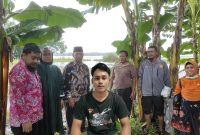 Foto. Kepala Dinas Ketahanan pangan dan Pertanian (DKPP) Sumenep bersama TIM saat meninjau Lokasi Banjir di Lahan Pertanian desa Sendir kecamatan Lenteng. Kamis, 14/3/2024.