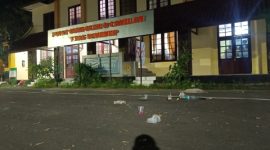 Foto. Penampakan Sampah Plastik di depan Pusat Oleh-oleh Camilan Khas Sumenep